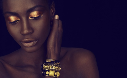black-lady-gold-makeup